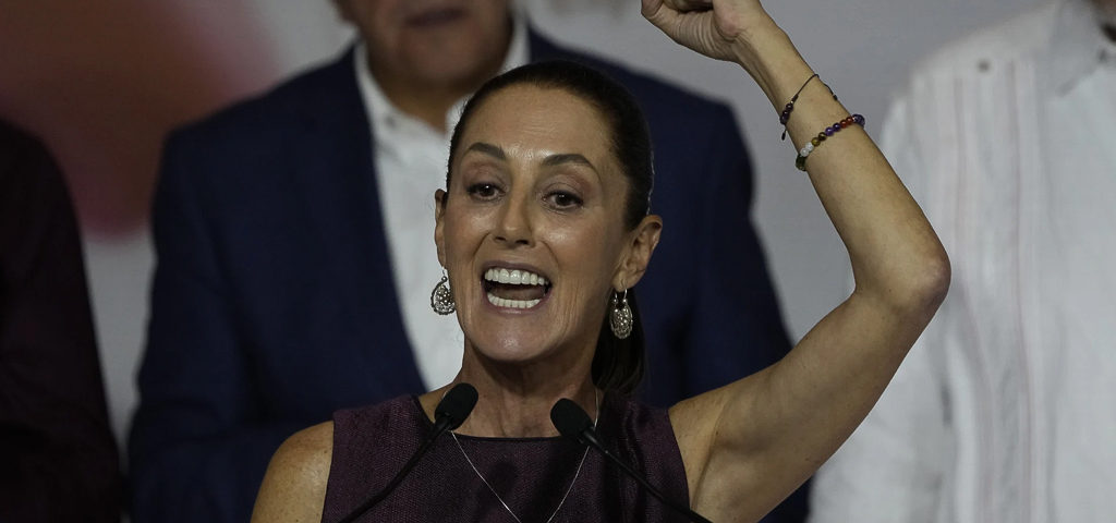 Die Präsidentschaftskandidatin der regierenden Partei MORENA, Claudia Sheinbaum, spricht zu ihren Anhängern nach ihrem Wahlsieg in Mexiko-Stadt, Mexiko, am 3. Juni 2024 © Fernando Llanos / Ap Photo