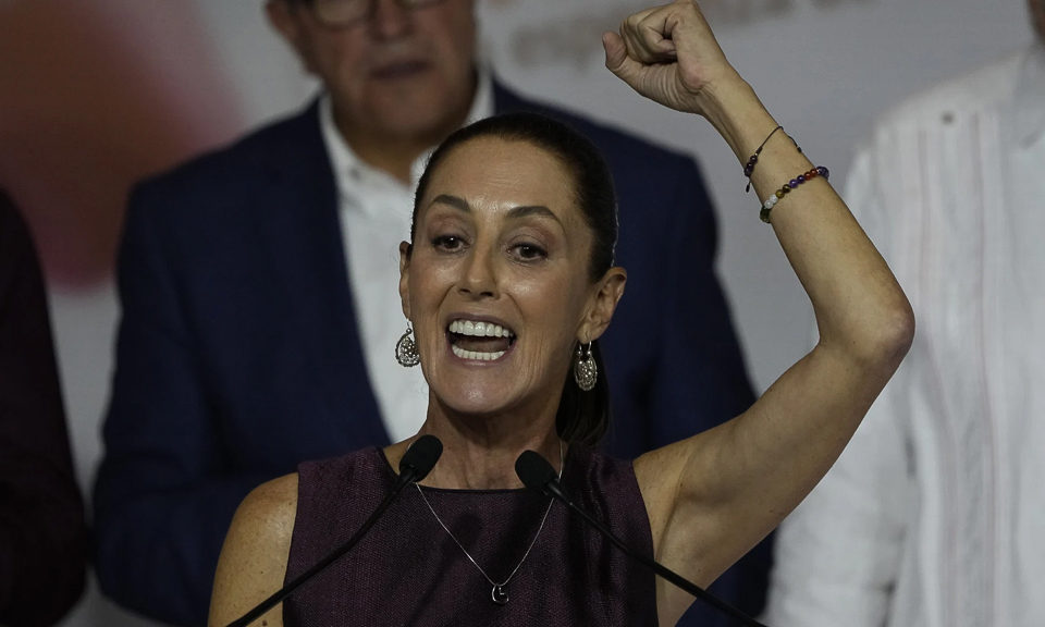 La candidata presidencial del partido gobernante MORENA, Claudia Sheinbaum, se dirige a sus simpatizantes después de obtener la victoria en las elecciones, en la Ciudad de México, México, el 3 de junio de 2024 © Fernando Llanos / Ap Photo