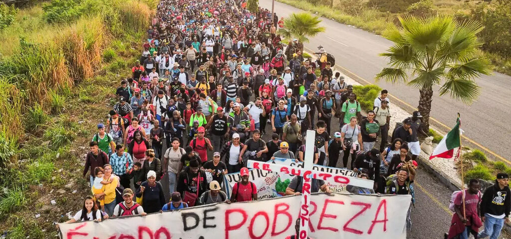 Miles de personas de diferentes nacionalidades rezaron antes de avanzar en una nueva caravana migrante con la ilusión de llegar a los Estados Unido. Al frente unos cargaban una cruz de Madera, con una manta que decía: “el éxodo de la pobreza" © Damián Sánchez/cuartoscuro.com