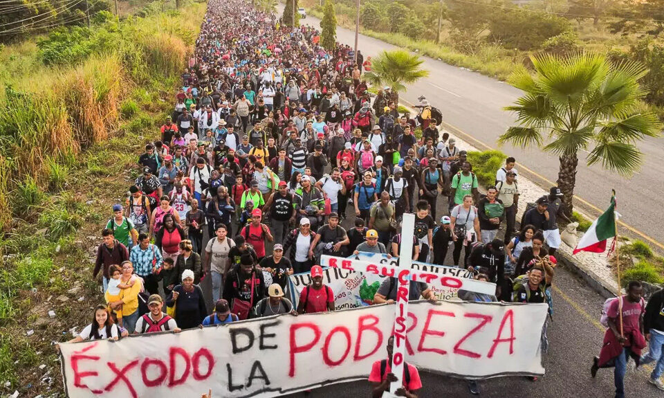 Miles de personas de diferentes nacionalidades rezaron antes de avanzar en una nueva caravana migrante con la ilusión de llegar a los Estados Unido. Al frente unos cargaban una cruz de Madera, con una manta que decía: “el éxodo de la pobreza" © Damián Sánchez/cuartoscuro.com