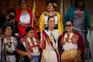 Claudia Sheinbaum, rodeada por mujeres de diferentes pueblos originarios, durante la ceremonia de entrega del bastón de mando © Nayeli Cruz / El País