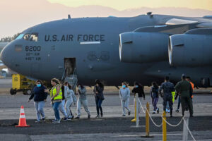 Inmigrantes indocumentados deportados llegan en un avión militar de Estados Unidos a Guatemala © Johan Ordóñez / AFP