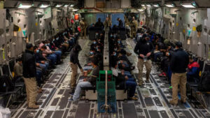 Migrantes detenidos esperan el despegue de un vuelo de traslado C-17 Globemaster III de la Fuerza Aérea de EE.UU. en el Aeropuerto Internacional de Tucson, Arizona, el 23 de enero de 2025 © Reuters / Senior Airman Devlin Bishop/DoD