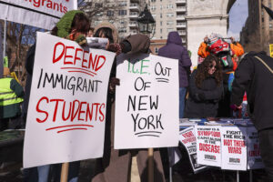 Estudiantes se manifiestan en contra de la política migratoria de Trump © EFE